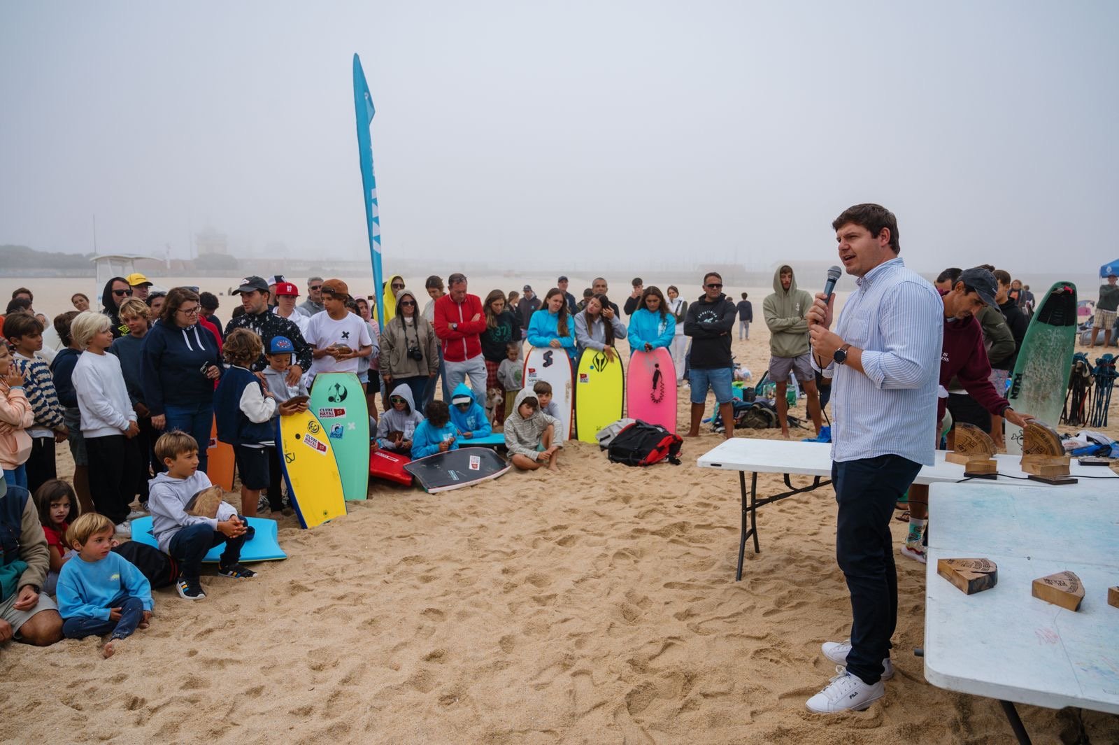 Participantes reunidos na praia durante um evento da AON